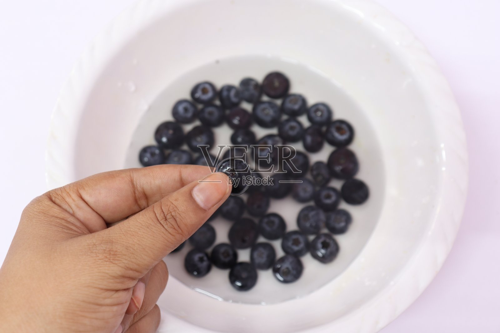 在白色背景上分离出健康的蓝莓照片摄影图片