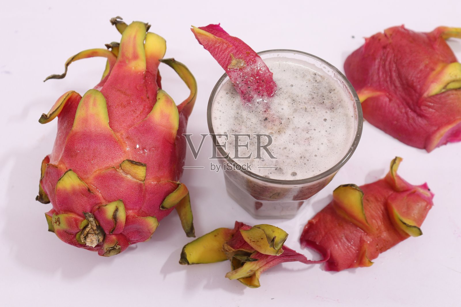 有机健康龙果汁分离在白色背景照片摄影图片