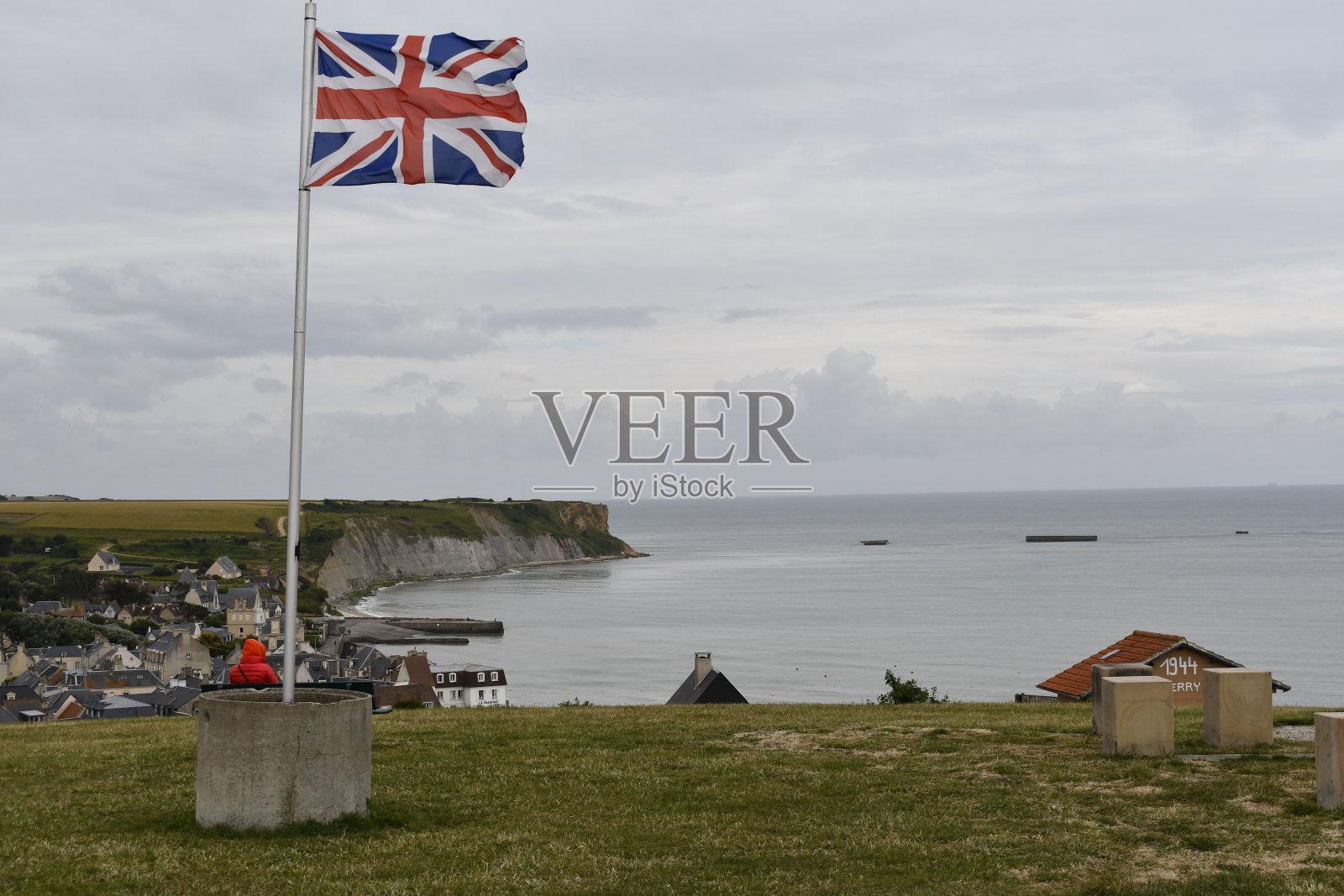 飘扬着英国国旗的黄金海滩照片摄影图片