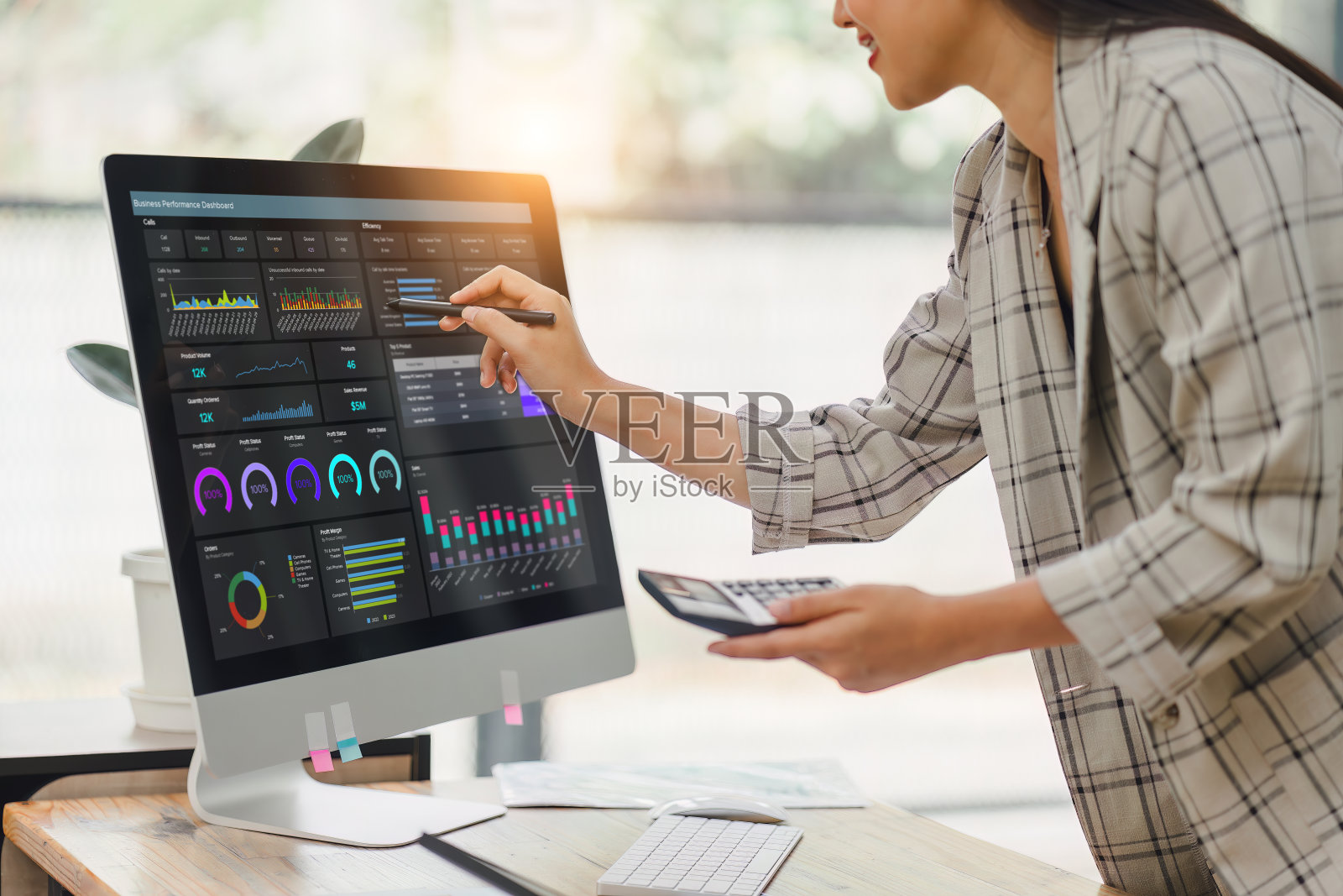 专业数据分析师使用计算机显示器上的数据可视化仪表板进行数据业务分析和数据管理系统。照片摄影图片