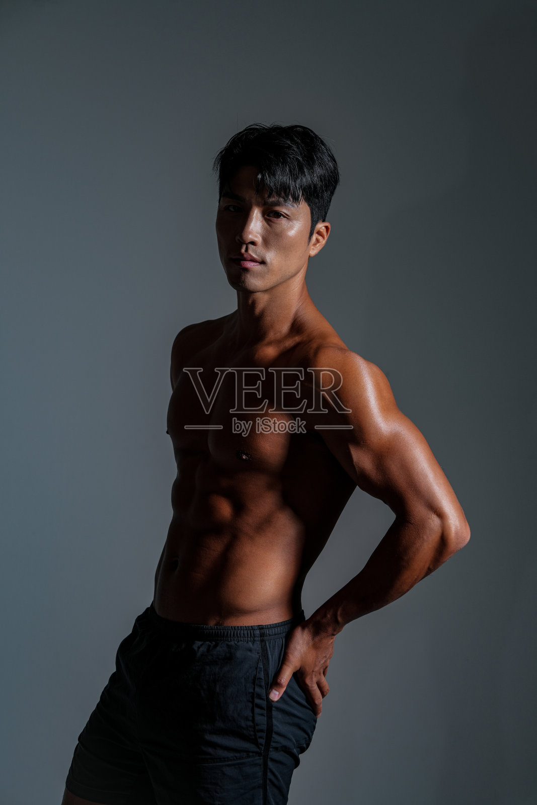 一个身材发达的亚洲男性的酷炫健身形象照片摄影图片