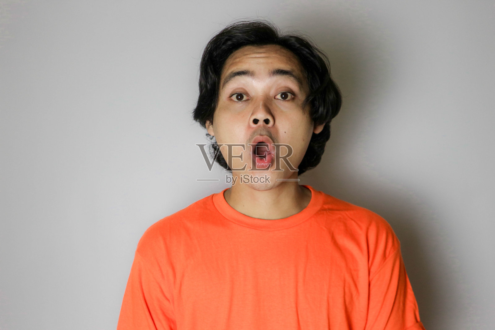 印尼英俊男人的随机表情照片摄影图片