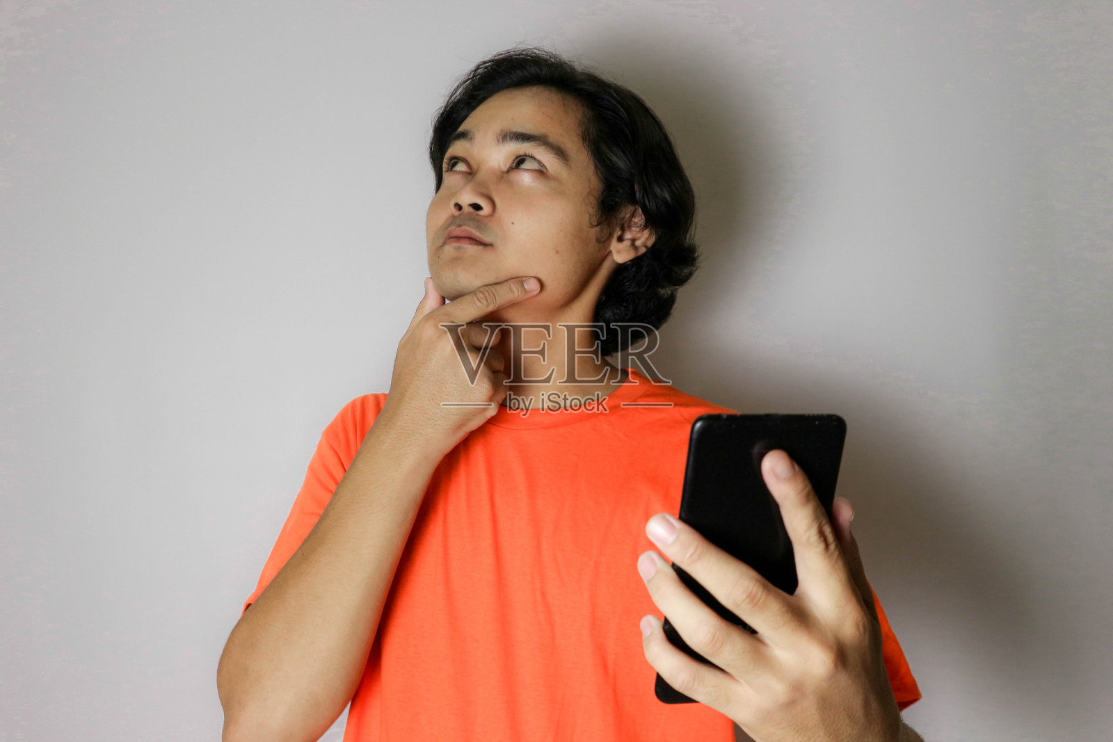 印尼英俊男人的随机表情照片摄影图片