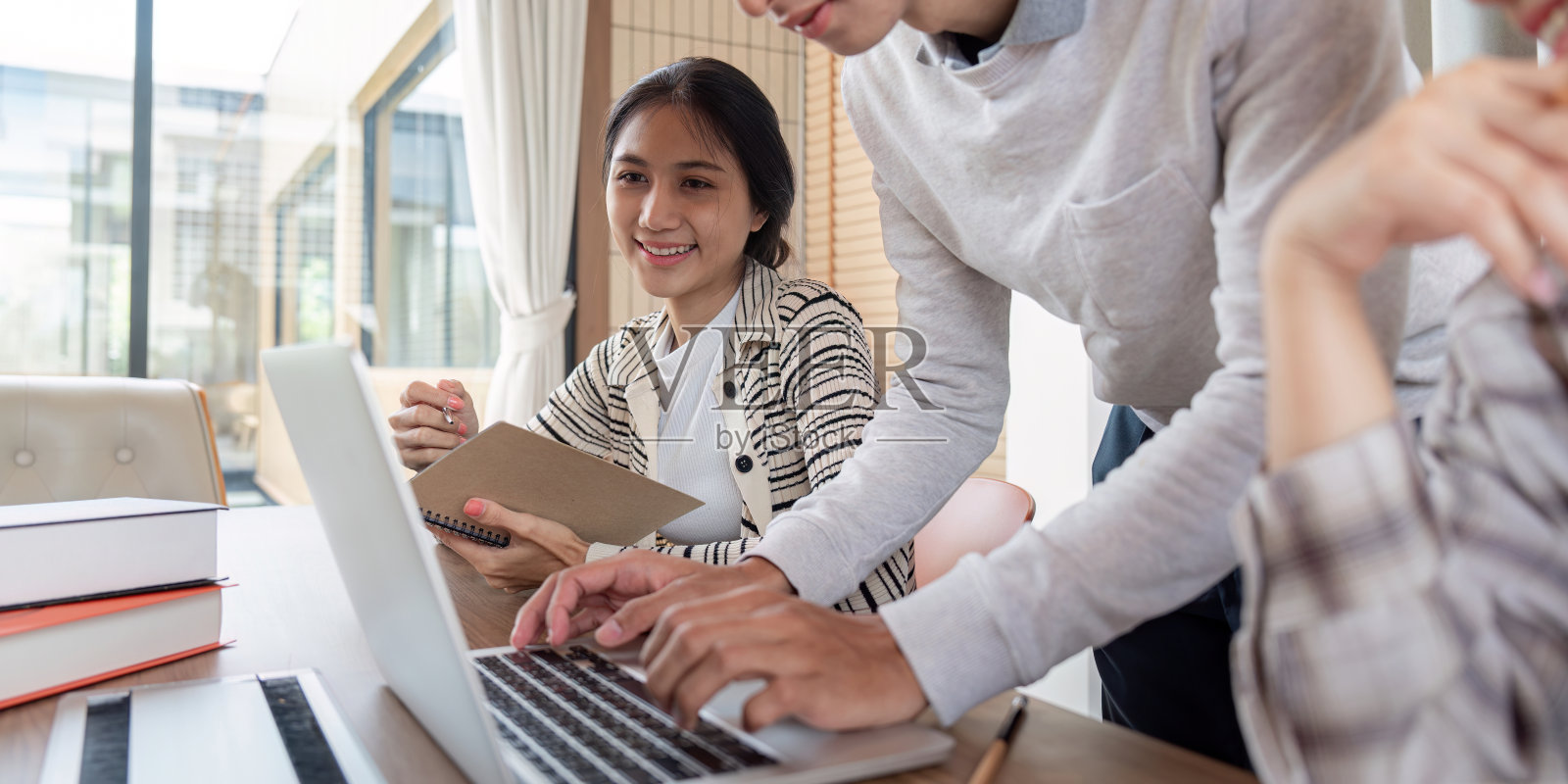 在现代学习空间中使用笔记本电脑的学生小组合作项目照片摄影图片