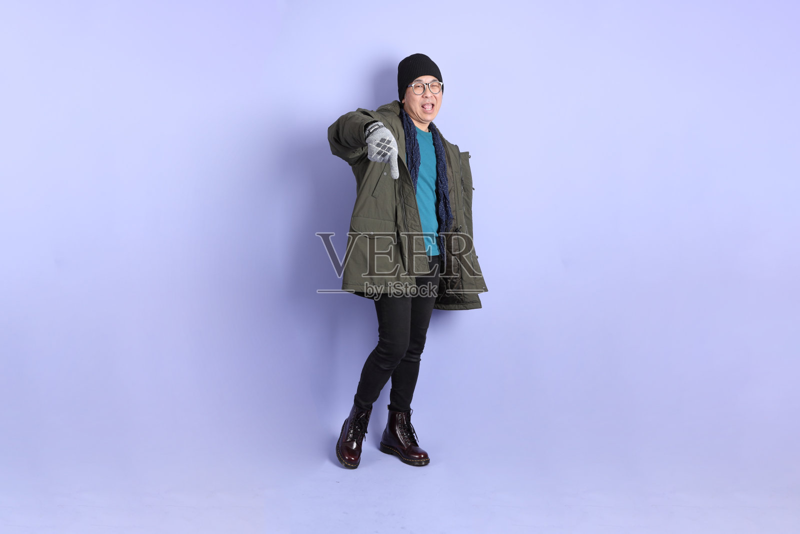 五十年代穿着冬装的男人照片摄影图片