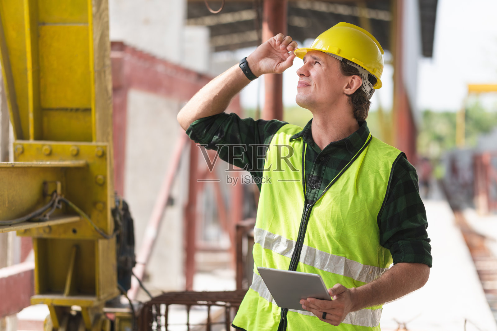 建筑工地的领班工人，戴安全帽在建筑工地工作的工程师照片摄影图片