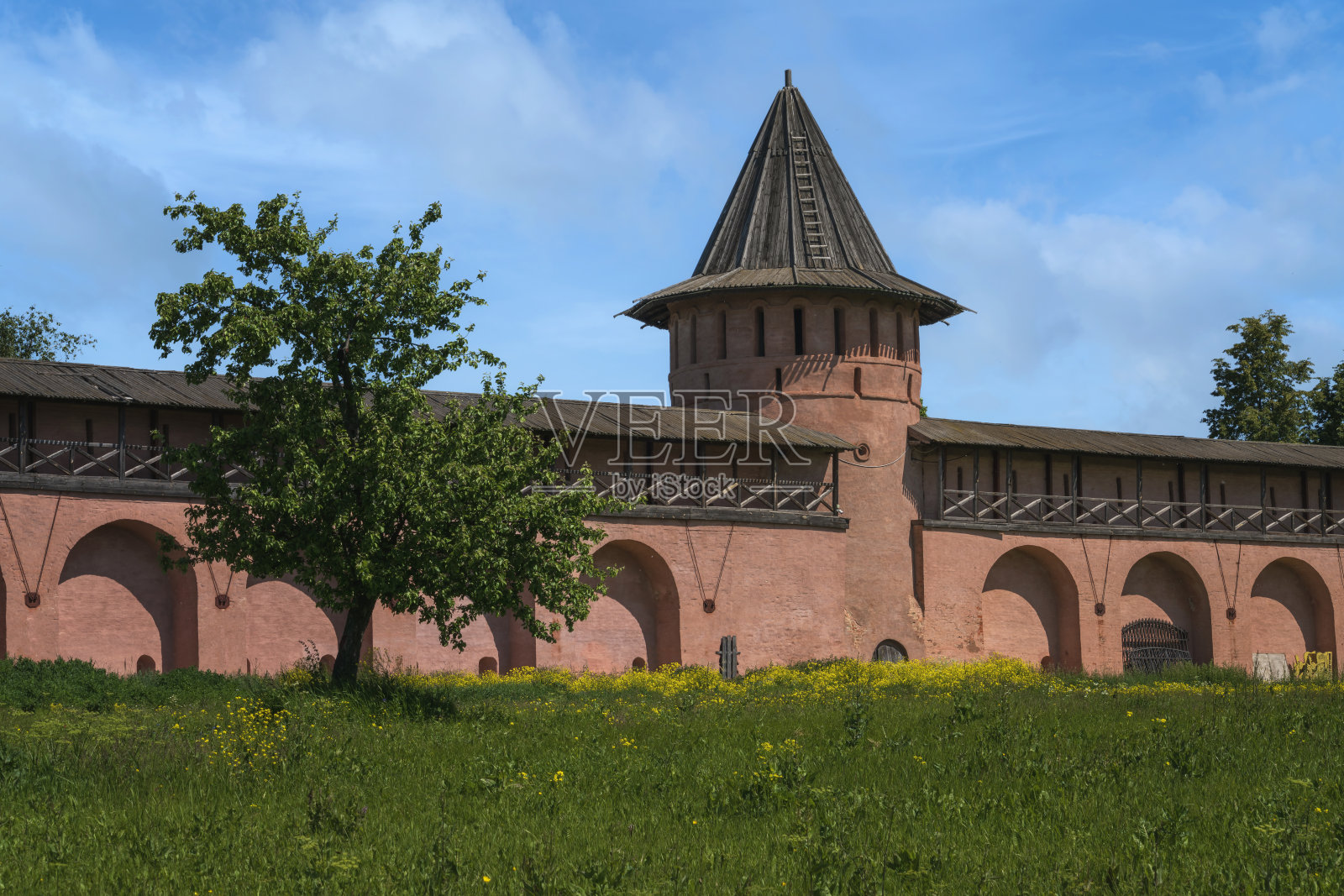 阳光明媚的夏日，俄罗斯苏兹达尔，弗拉基米尔地区，Spaso-Evfimiev修道院的庭院、墙壁和塔楼照片摄影图片