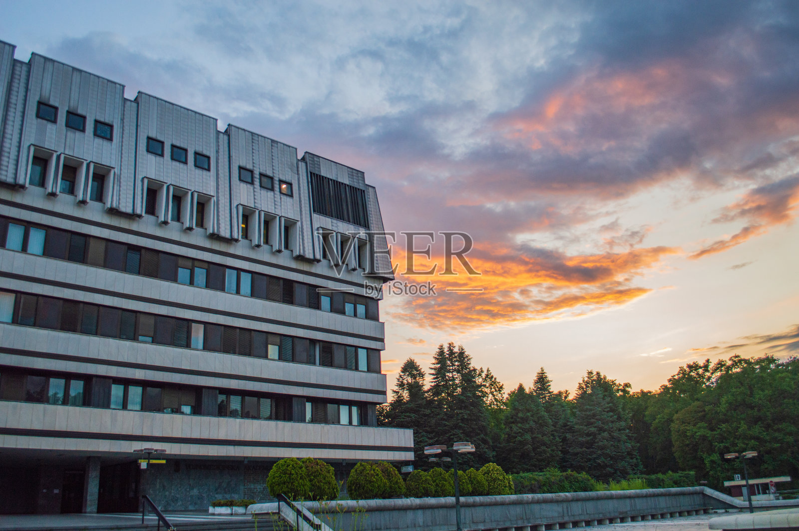 贝尔格莱德医院的建筑，立面，现代建筑。军队医院照片摄影图片