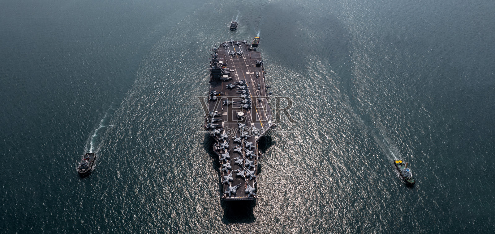 鸟瞰图军用核动力船海军航母满载战斗机，航空母舰核动力战舰，海上军用核动力船。照片摄影图片
