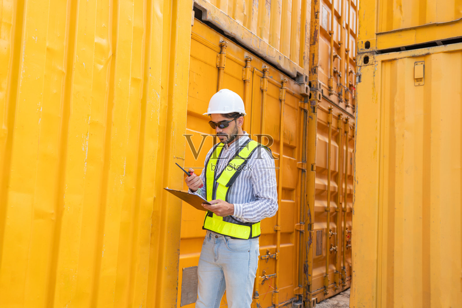 集装箱堆场工人检查集装箱照片摄影图片