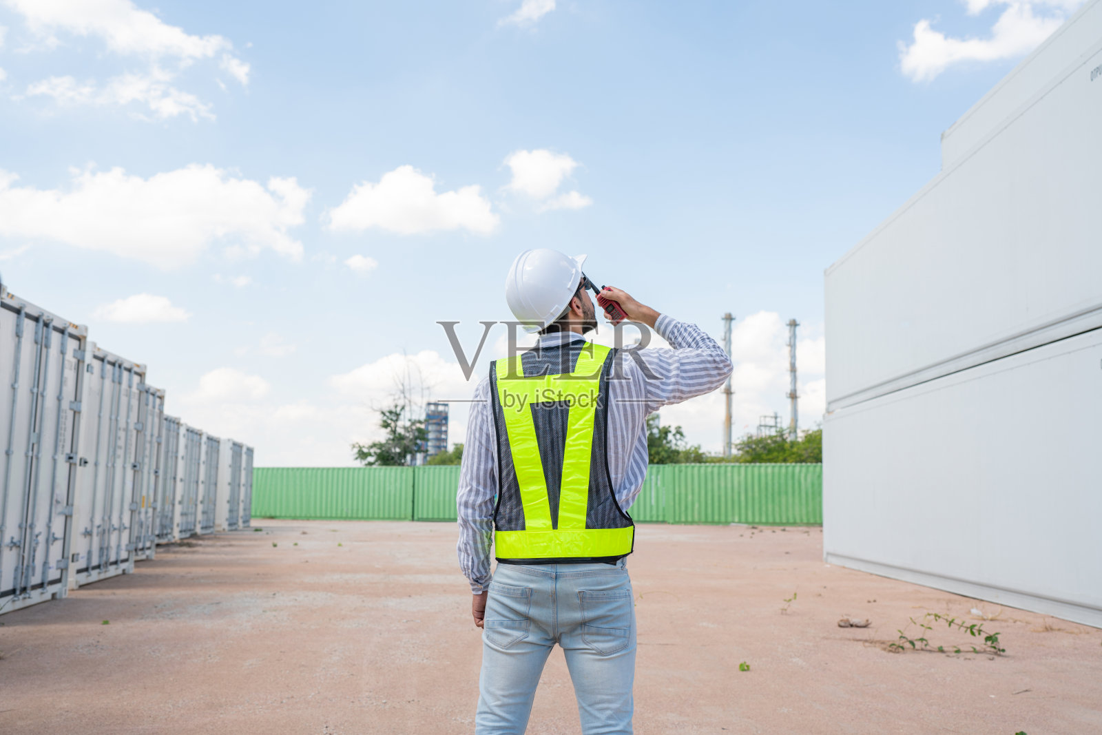 集装箱堆场工人检查集装箱照片摄影图片