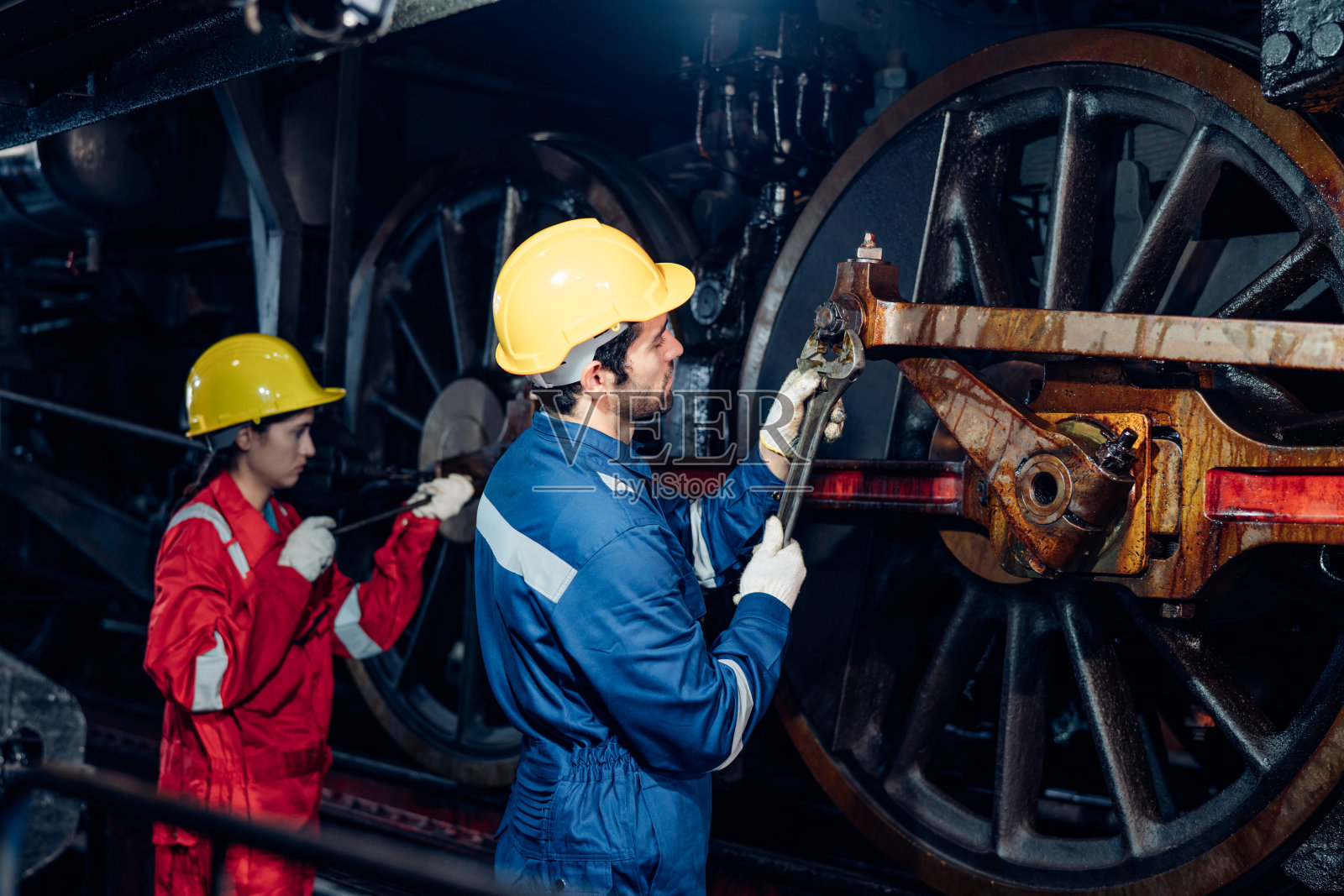 铁路工程队正在检查列车下的情况。照片摄影图片