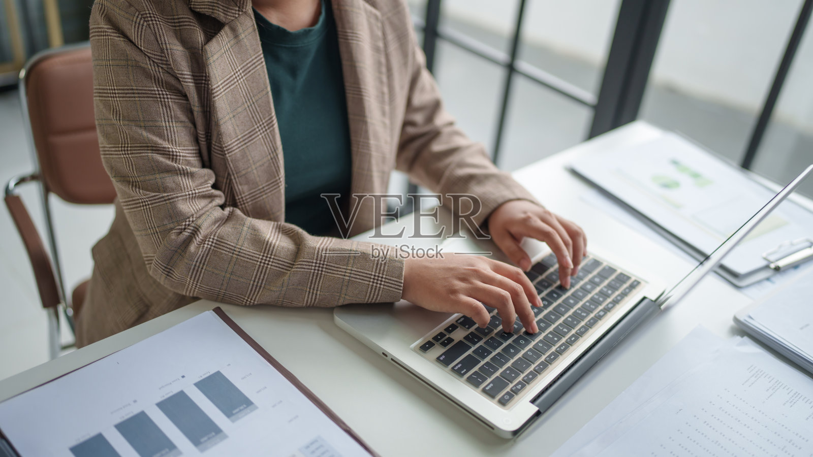 商务女人用笔记本电脑工作，双手在键盘上打字。专业投资者从事新的启动项目。办公室的业务规划。科技业务。照片摄影图片