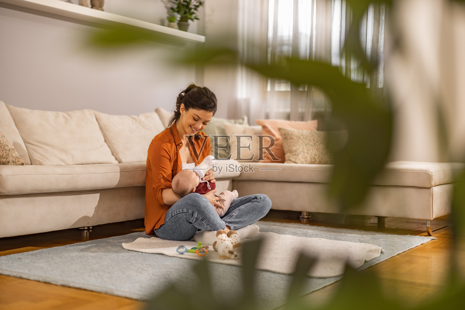 母亲的爱——在家喂养婴儿照片摄影图片