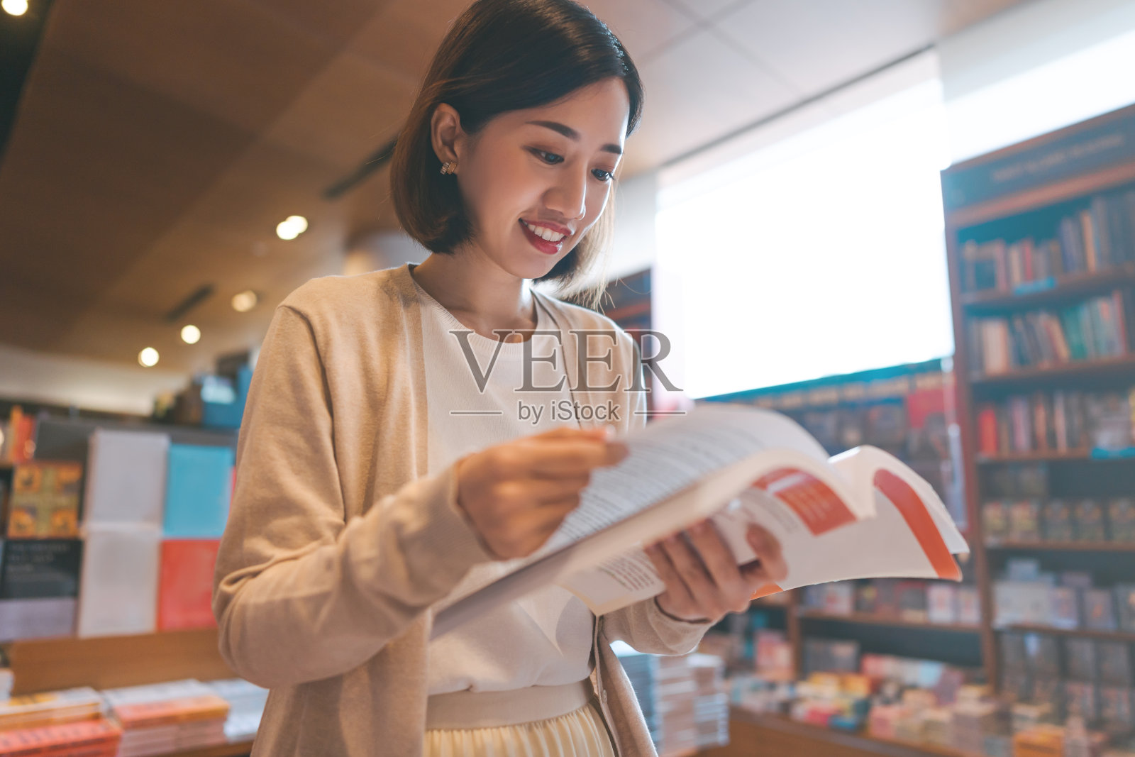 年轻的东南亚妇女在书店看书的肖像照片摄影图片