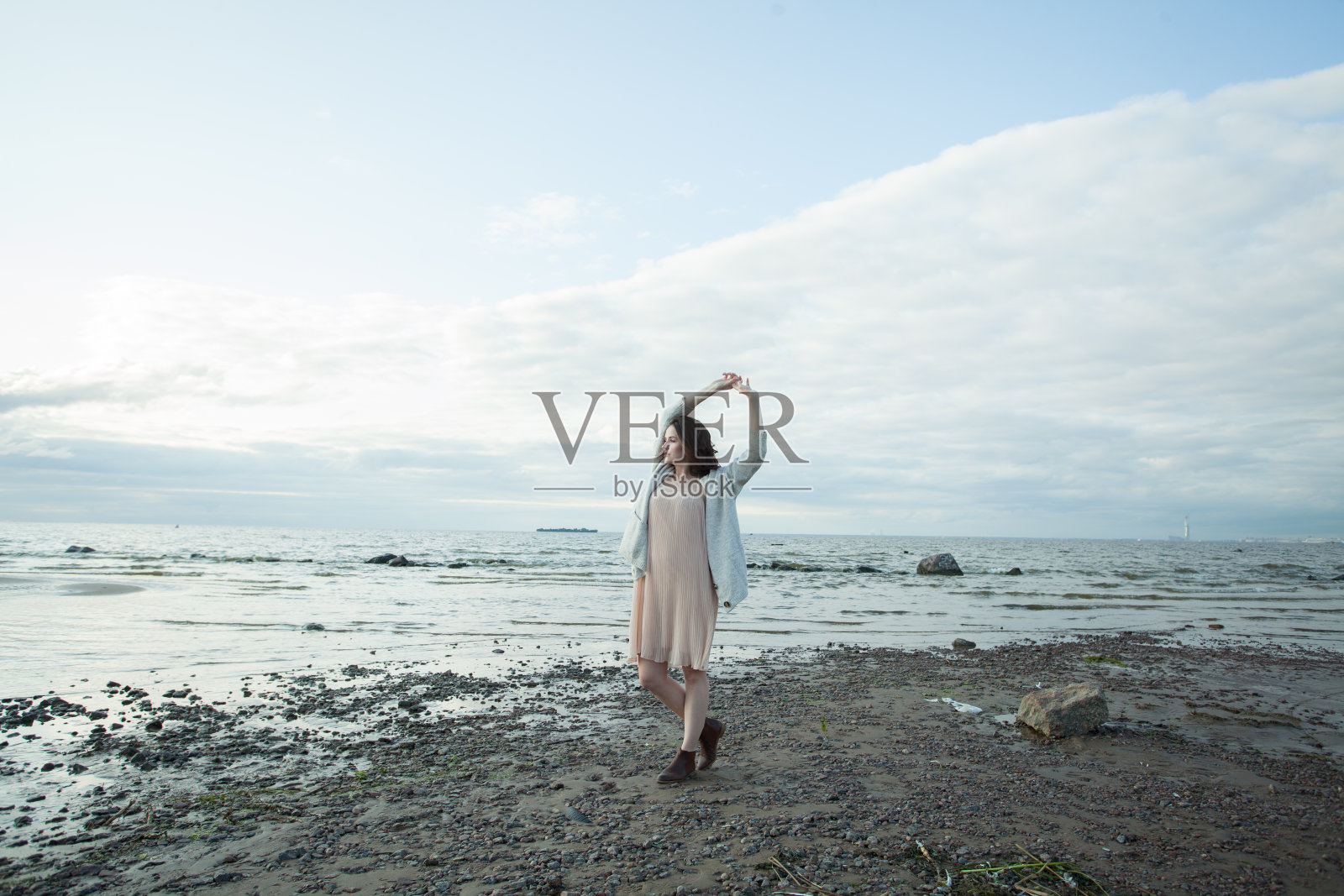 站着健康的黑发女人，留着长发，皮肤清新，在户外散步照片摄影图片