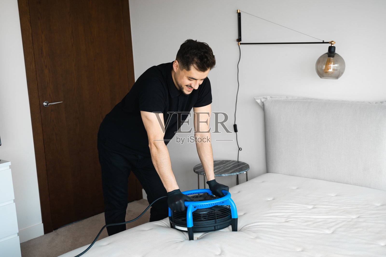 床垫烘干机。拿出床垫烘干机清洗家具。干洗服务，以保持房屋清洁。照片摄影图片