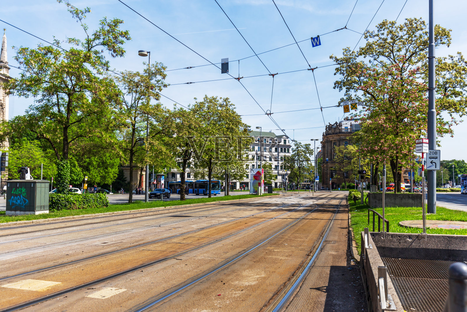 慕尼黑阳光明媚的城市有轨电车场景照片摄影图片