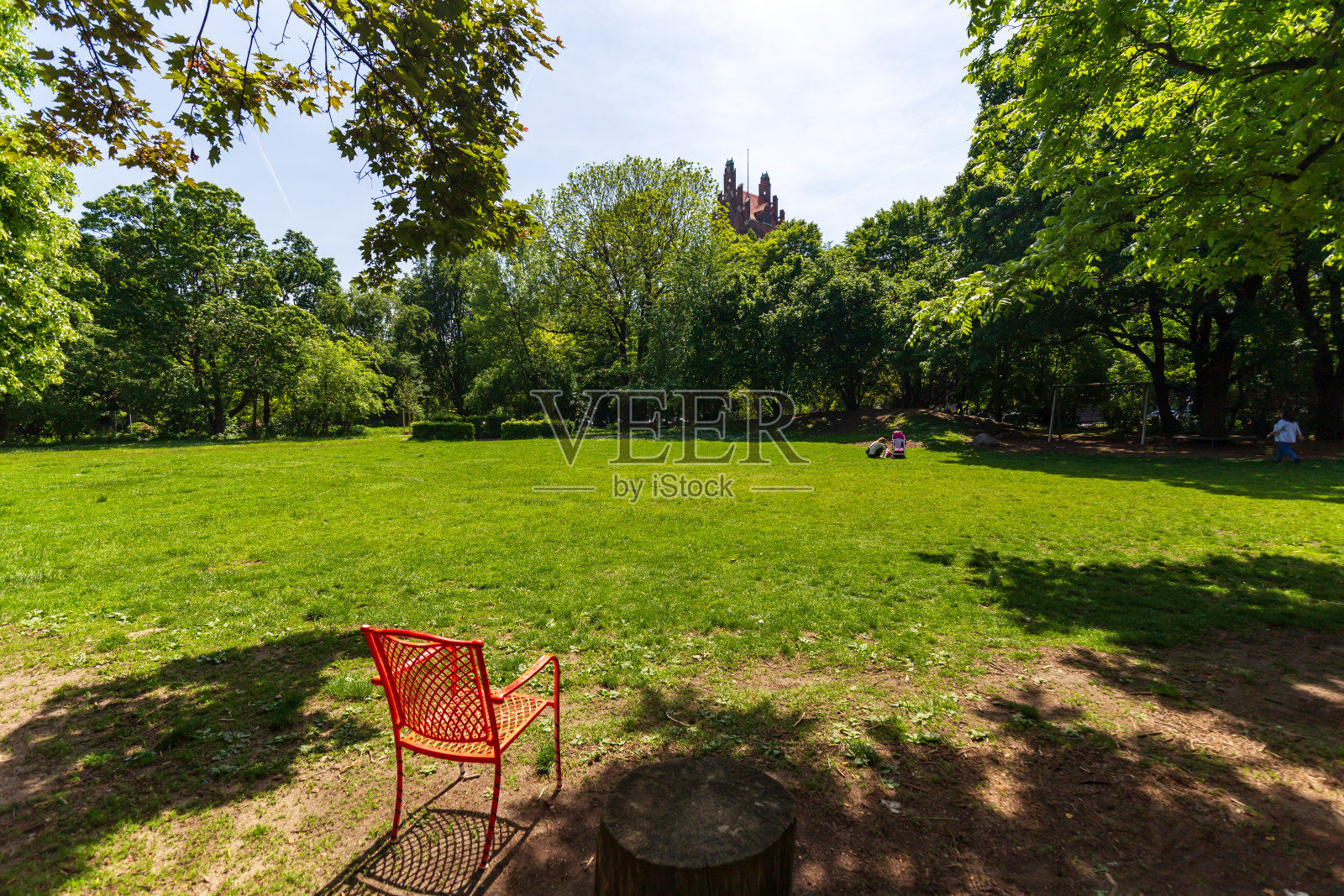 在宁静的公园设置充满活力的红色椅子照片摄影图片