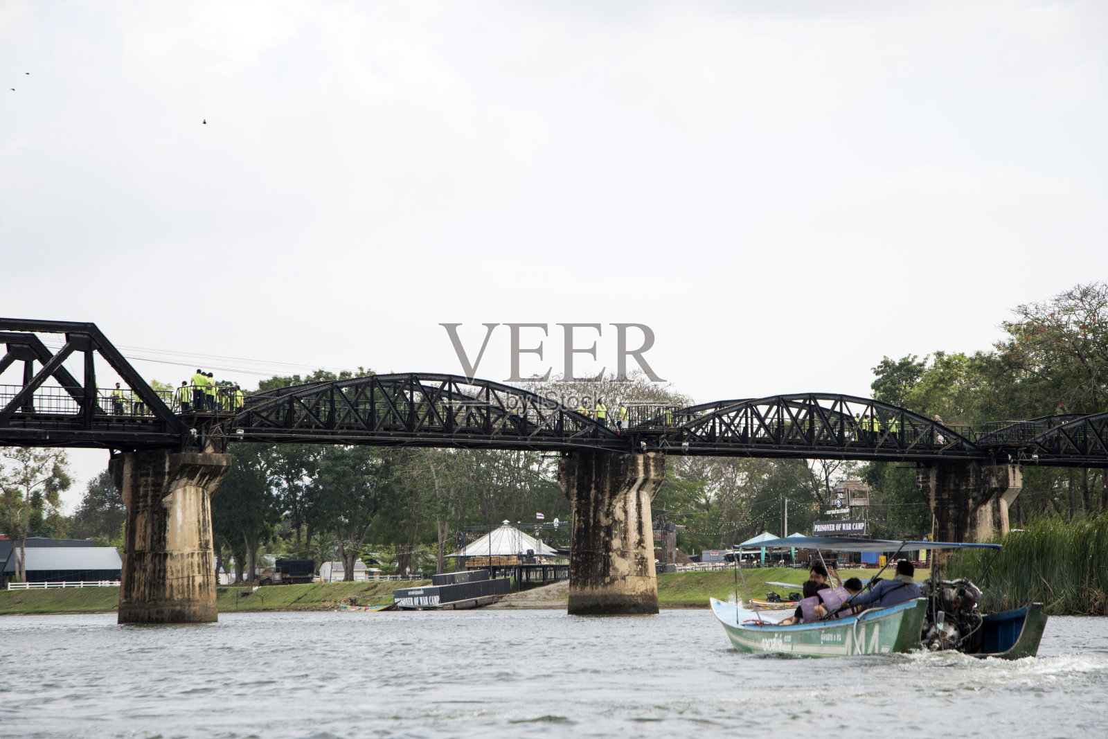 泰国北碧府的桂河大桥或死亡铁路桥照片摄影图片