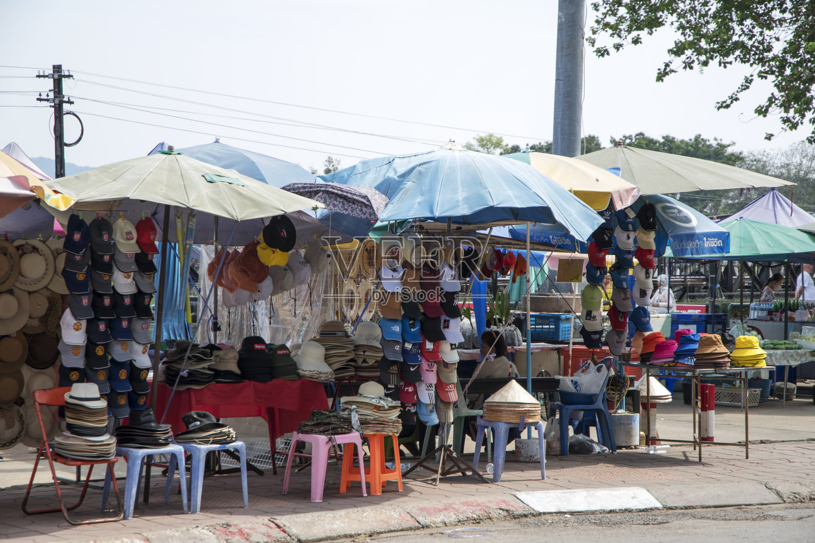 商贩在Tham Krasae桥站出售各种各样的东西照片摄影图片