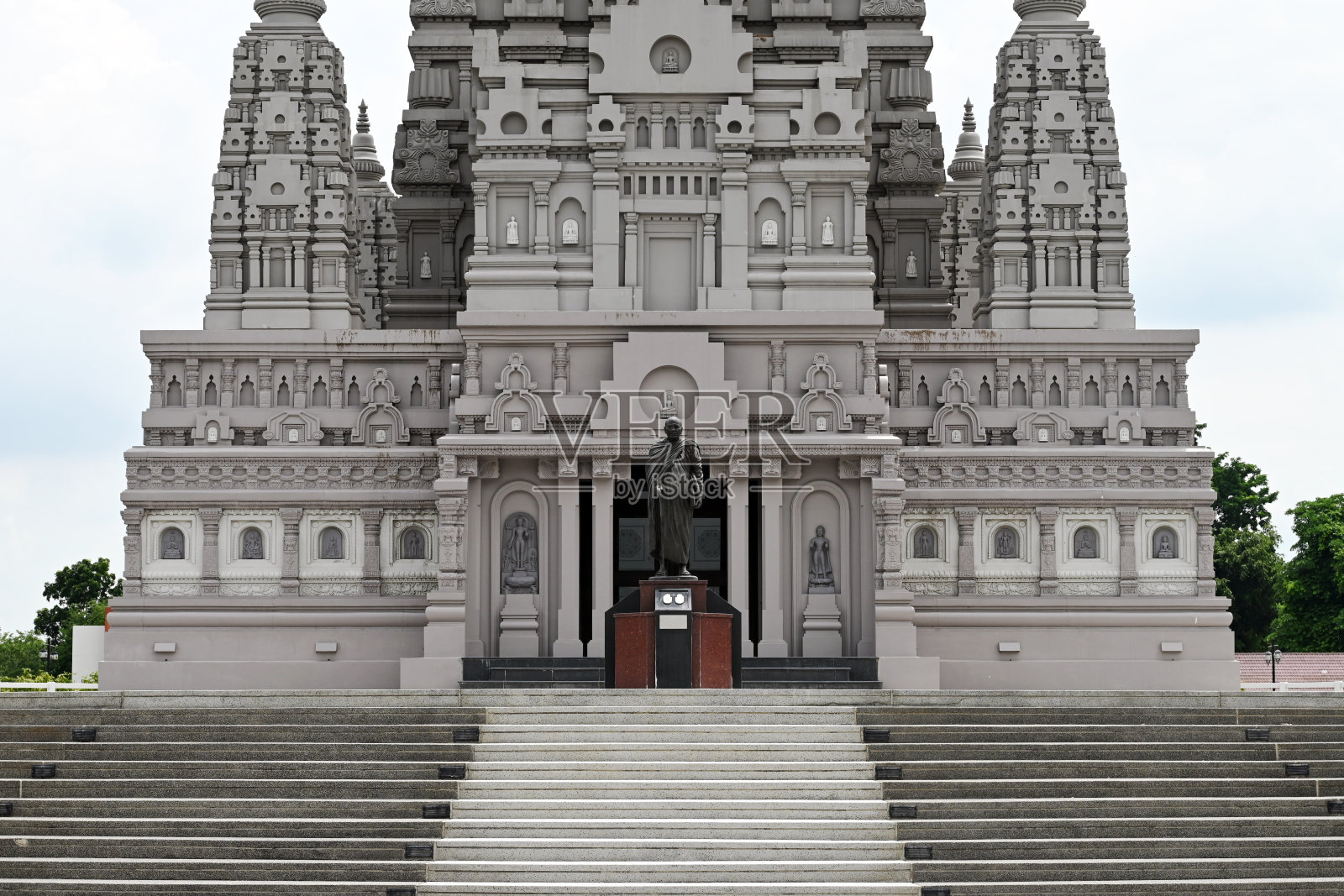 巴吞他尼Khlong Luang区Wat Panya Nantaram寺,2024年7月7日。照片摄影图片