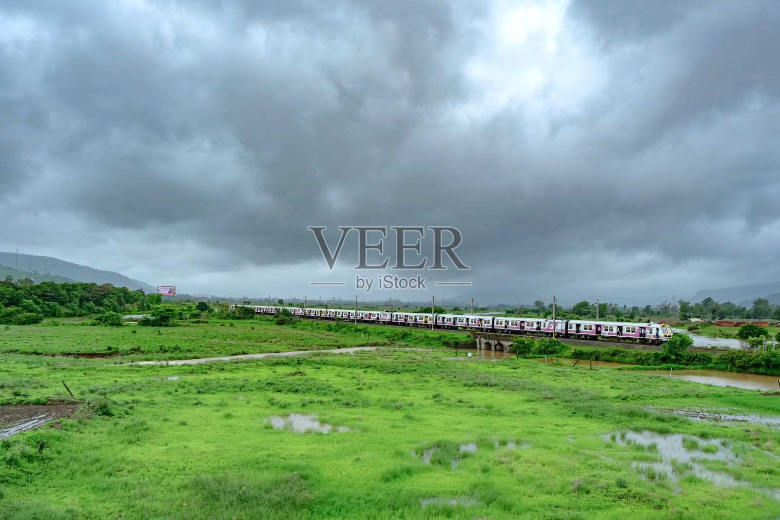 在季风期间训练照片摄影图片