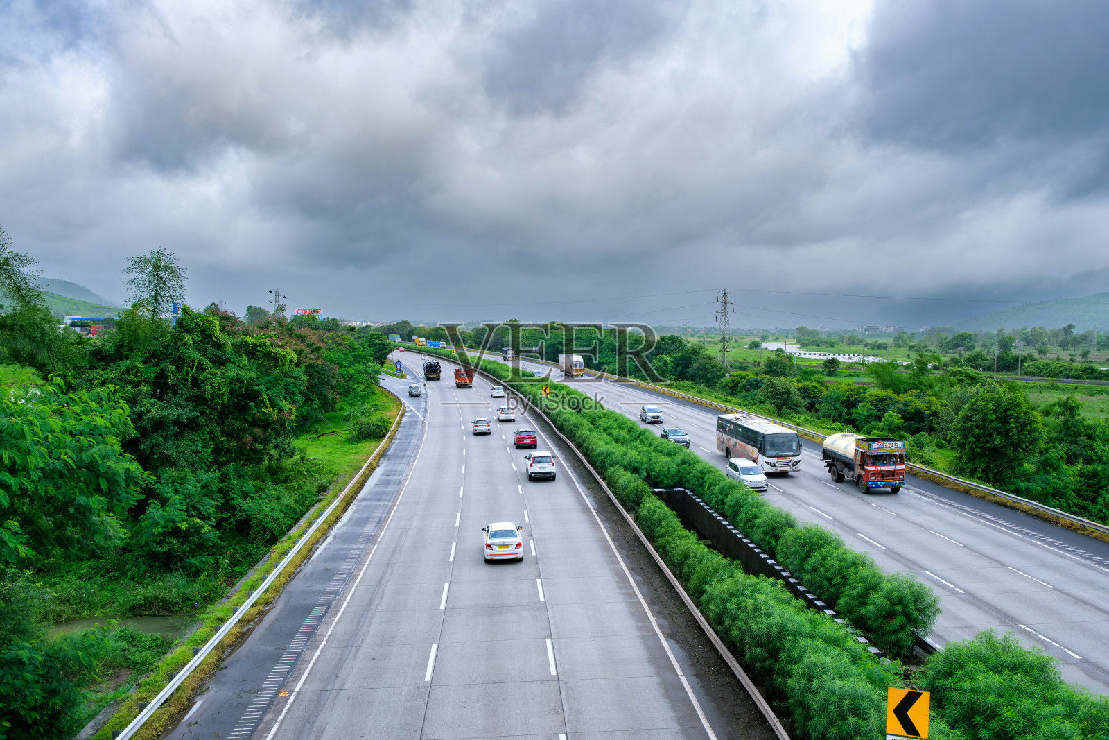 季风期间的高速公路照片摄影图片