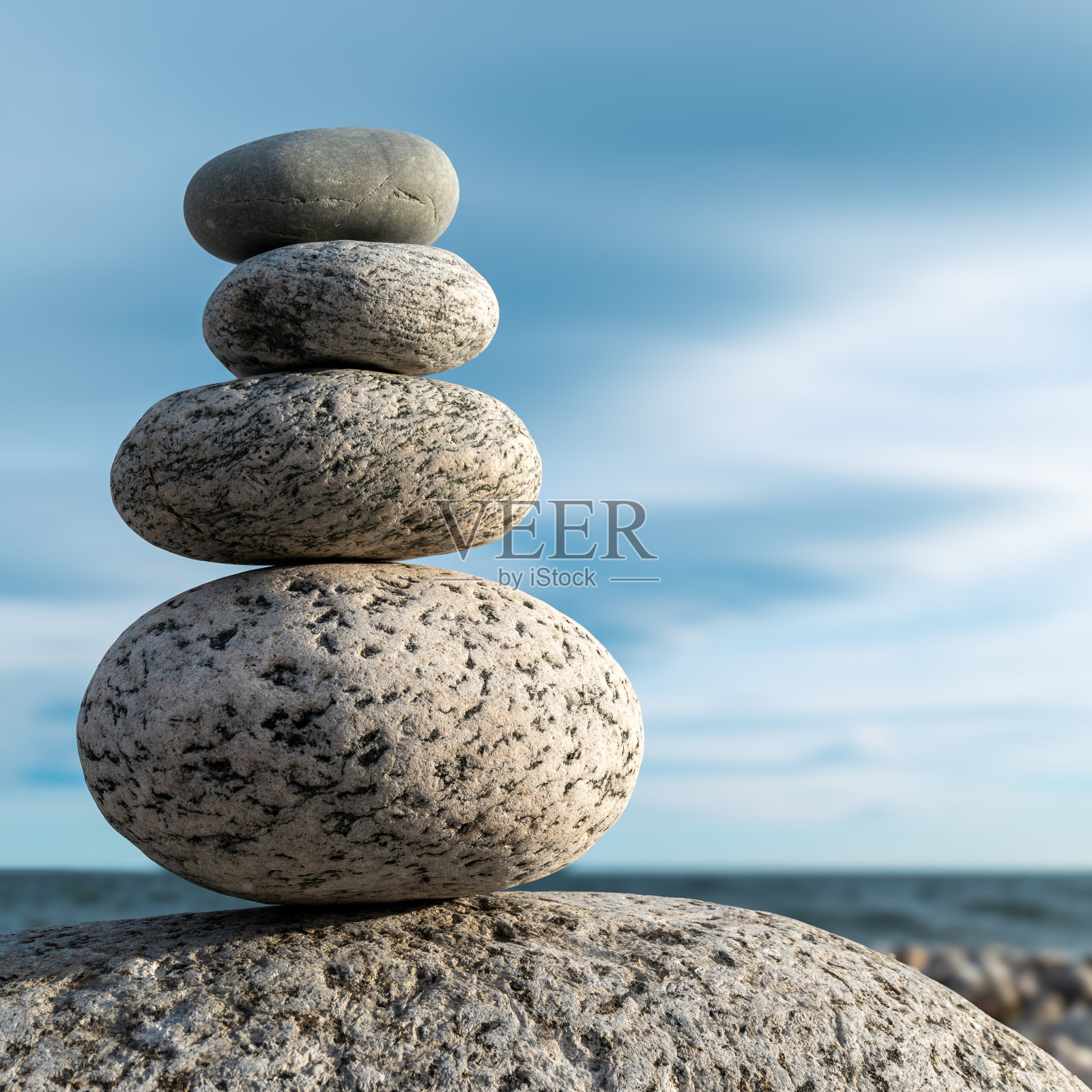 海边的卵石塔。照片摄影图片