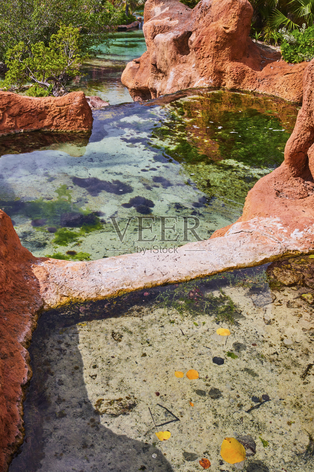 红岩峡谷中宁静的淡水溪流，目视照片摄影图片