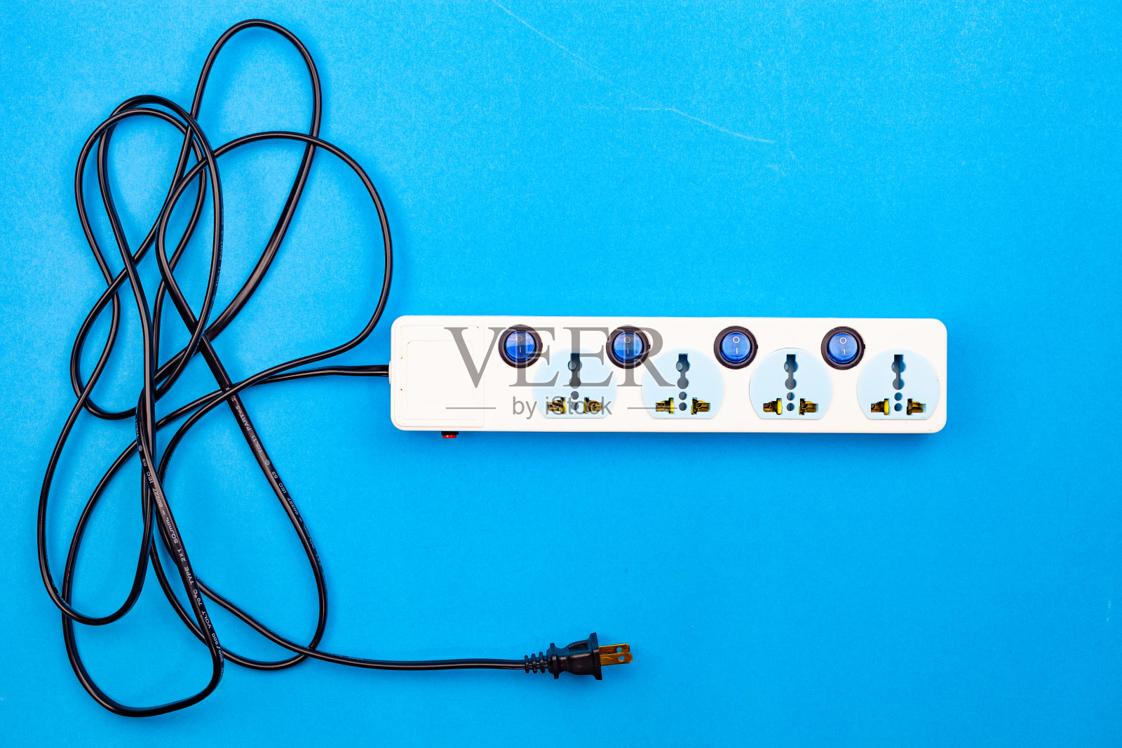 电源插座和插头在蓝纸背景上照片摄影图片