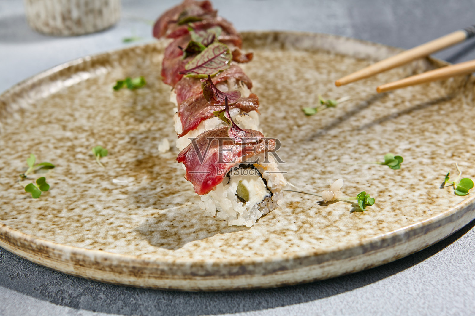 美味寿司卷与烤牛肉和烤牛肉浇头照片摄影图片