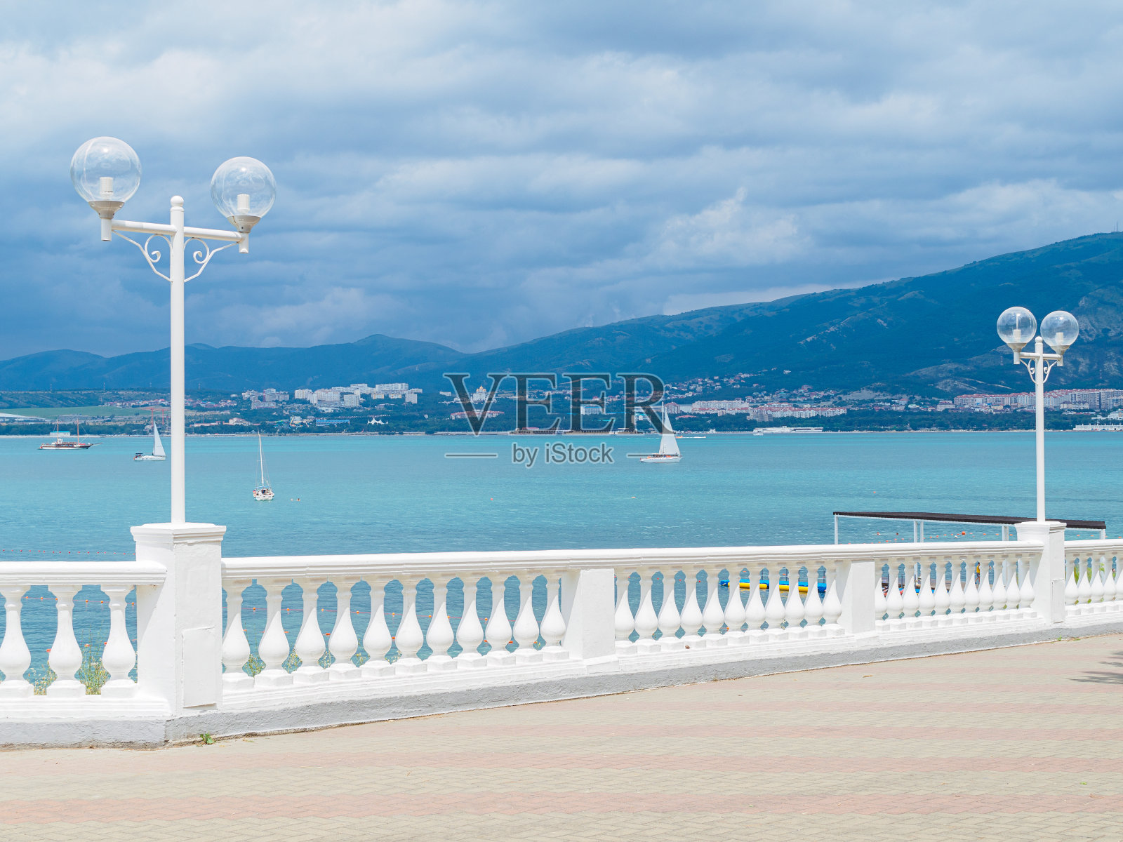 俄罗斯度假胜地河堤上的灯笼。黑海格伦季克湾的景色照片摄影图片