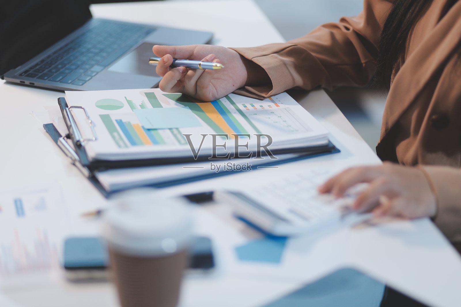 商业女会计工作审计和计算费用财务年度财务报告资产负债表报表，做财务记录在纸上检查文件。照片摄影图片