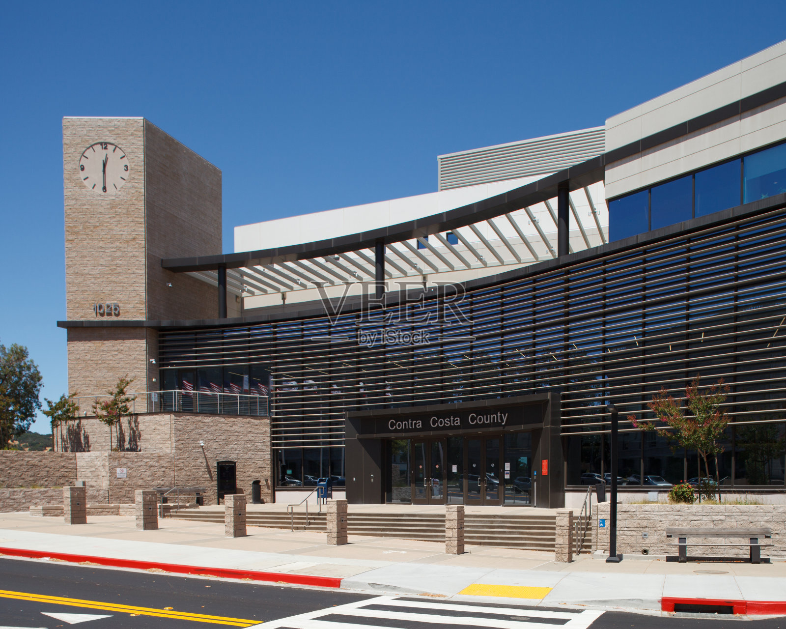 位于加州马丁内斯的康特拉科斯塔县行政大楼照片摄影图片