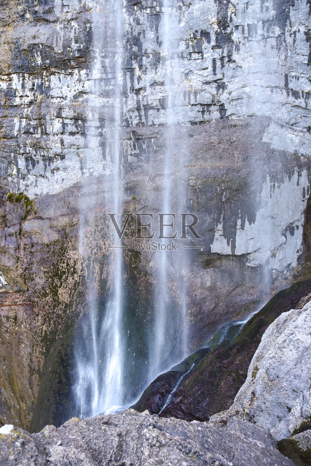 在西班牙的世界里约公园，瀑布和彩色的岩石墙壁照片摄影图片