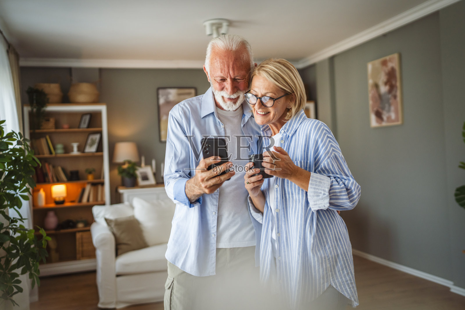 老年夫妇夫妇在家里一起使用手机照片摄影图片