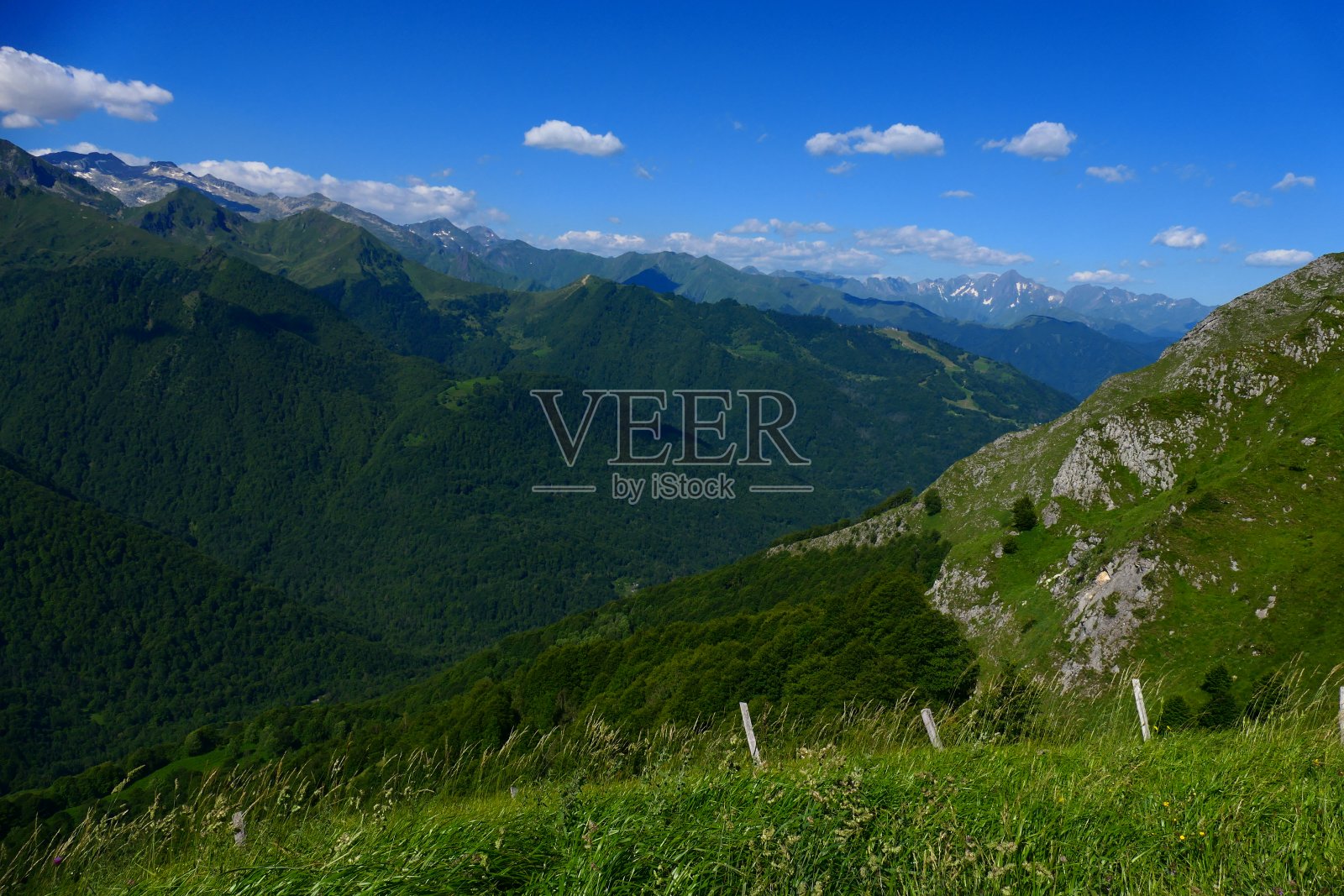 比利牛斯山，从阿涅格斯山麓望去照片摄影图片
