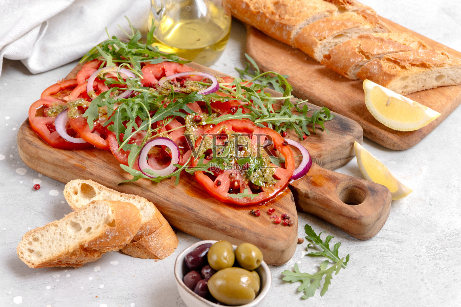 有机番茄色拉配香蒜沙司和芝麻菜，一种流行的夏季健康饮食沙拉照片摄影图片