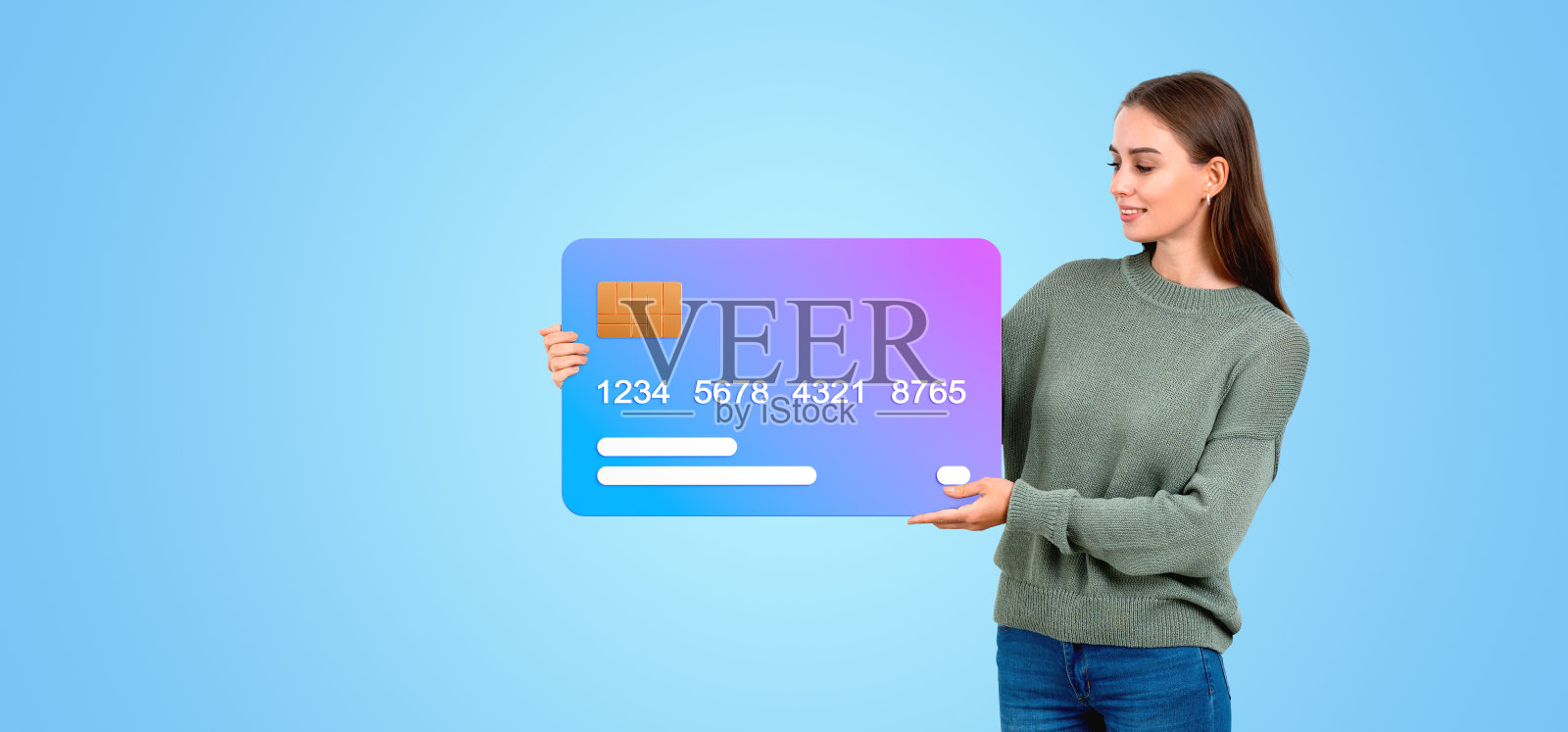 一位女士展示了一张巨大的信用卡，带有平面图形风格照片摄影图片