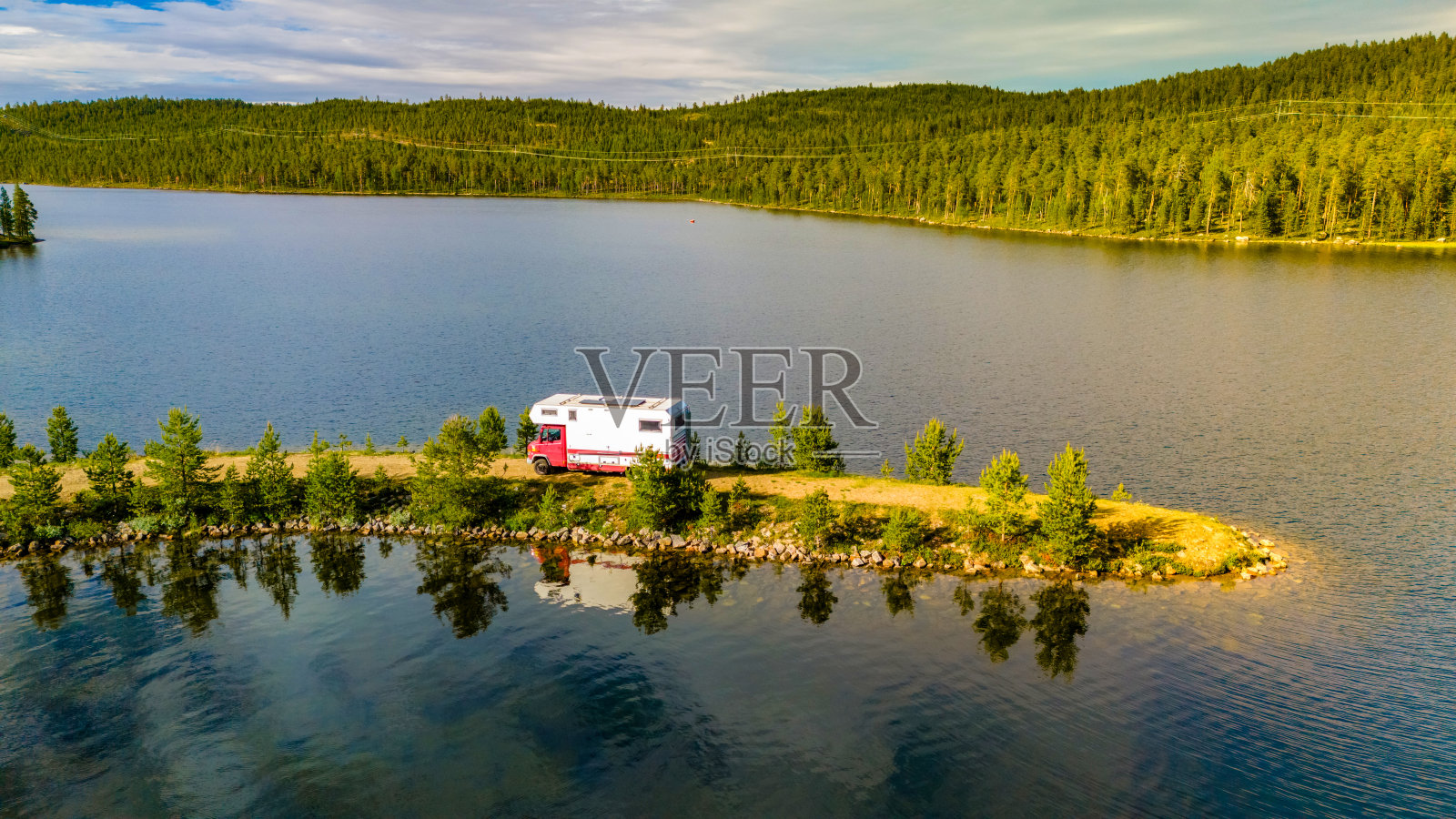 在芬兰的湖边露营照片摄影图片