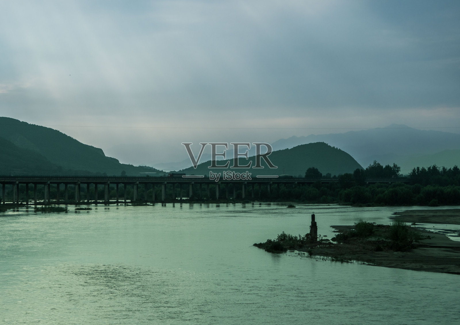 傍晚的汉江。照片摄影图片