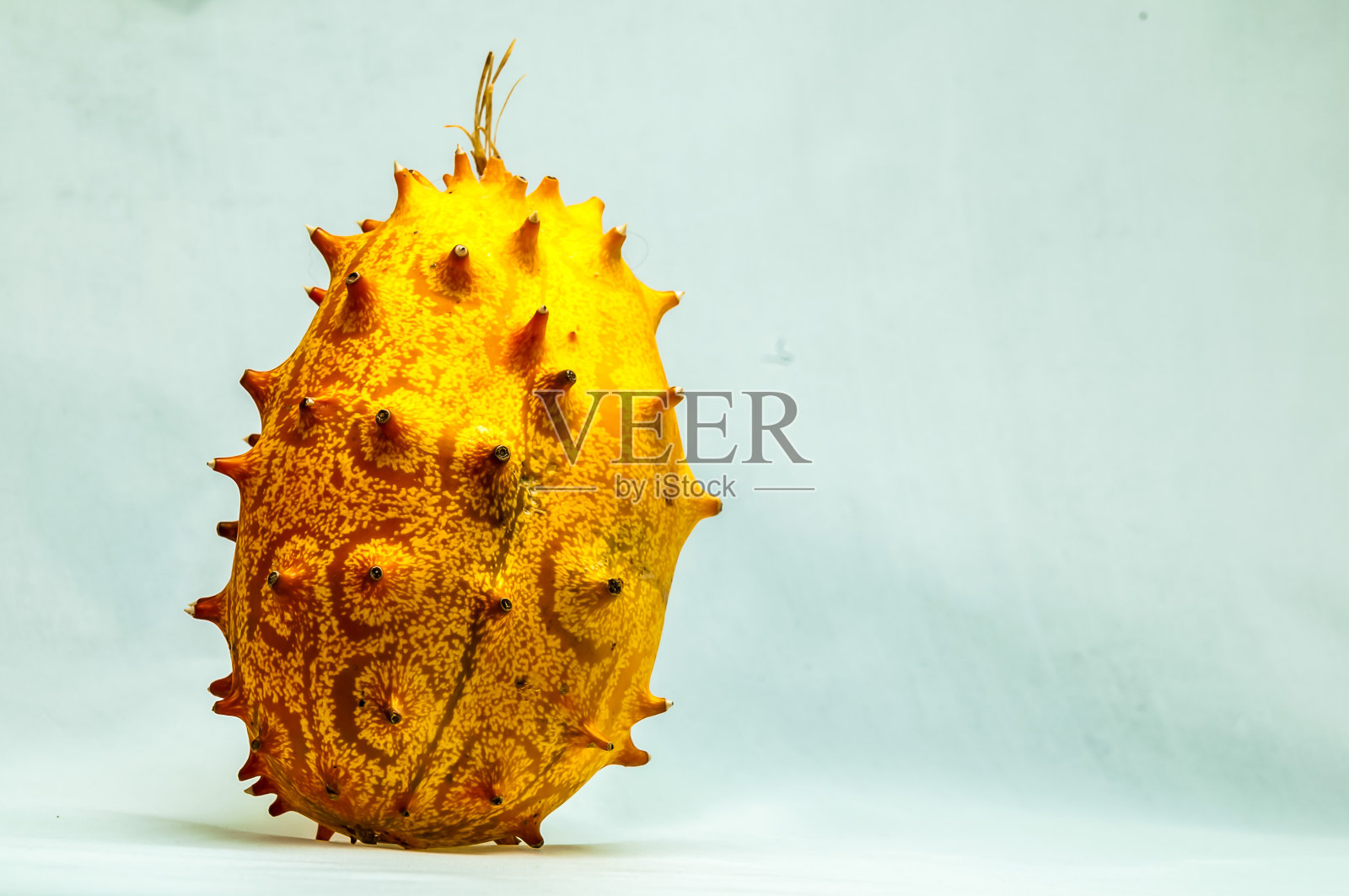 一种巨大的黄色果实，上面有许多穗状花序照片摄影图片