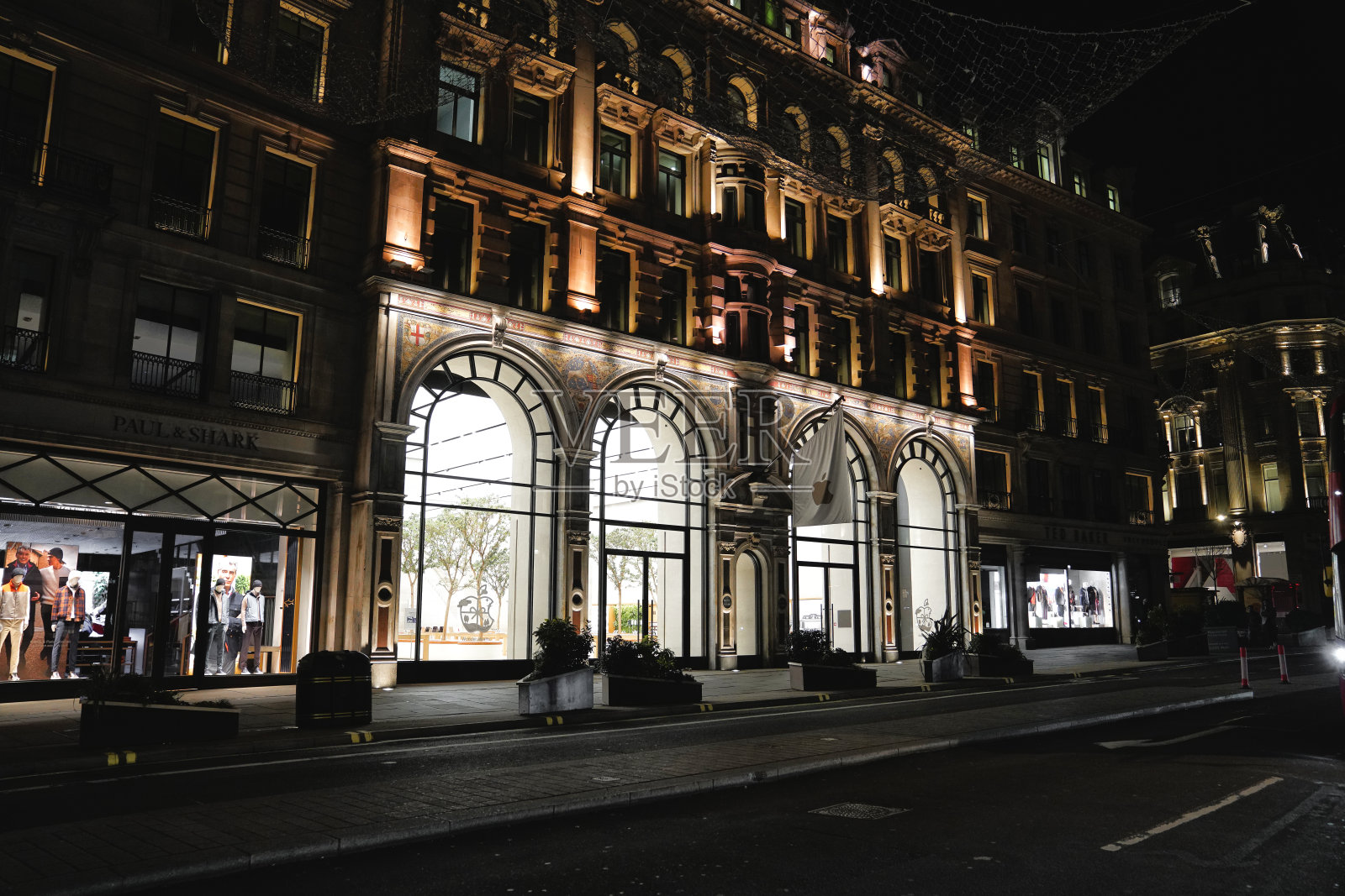 伦敦摄政街苹果商店大型玻璃橱窗（英国）照片摄影图片