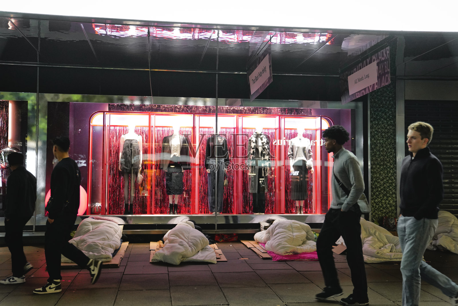 无家可归和高端零售，John Lewis店面，牛津街之夜，伦敦，英国照片摄影图片