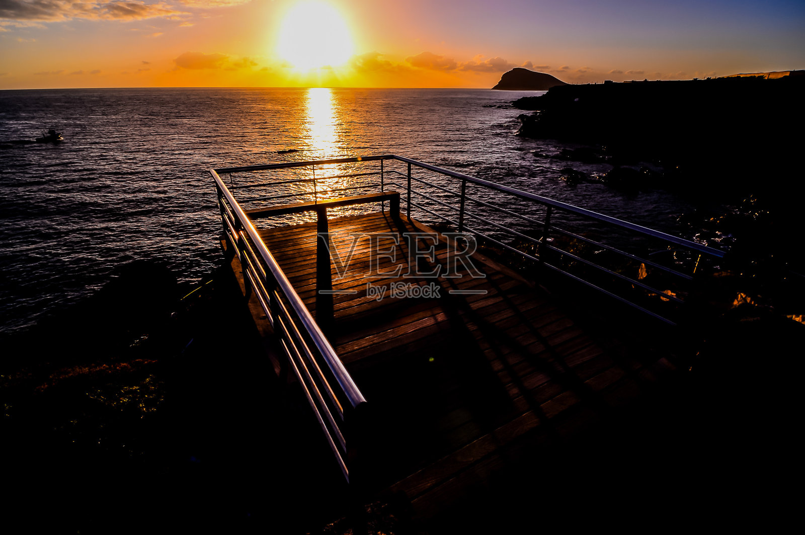 有栏杆的木制码头，可以看到大海照片摄影图片