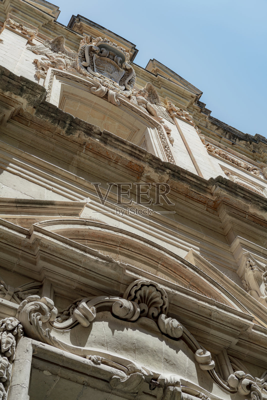 蓝天下华丽的巴洛克式建筑的低角度视图照片摄影图片