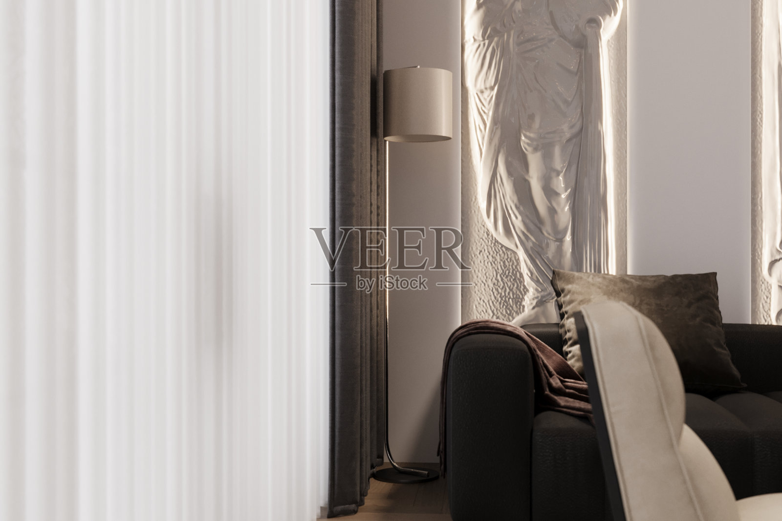 以黑色沙发、标准灯点亮客厅内部照片摄影图片