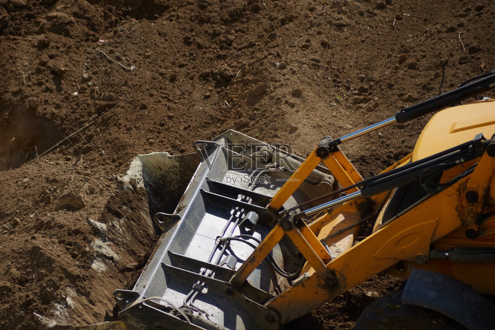 推土机铲斗铲土特写，推土机开挖，推土机铲斗清理工地照片摄影图片