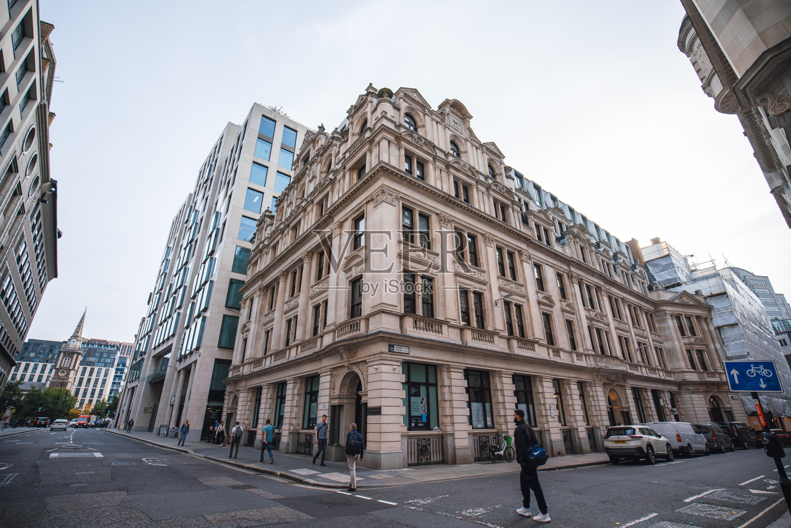 一座经典华丽的建筑矗立在英国伦敦，其立面装饰着复杂的细节。这座建筑的建筑风格证明了这座城市丰富的历史和优雅。照片摄影图片